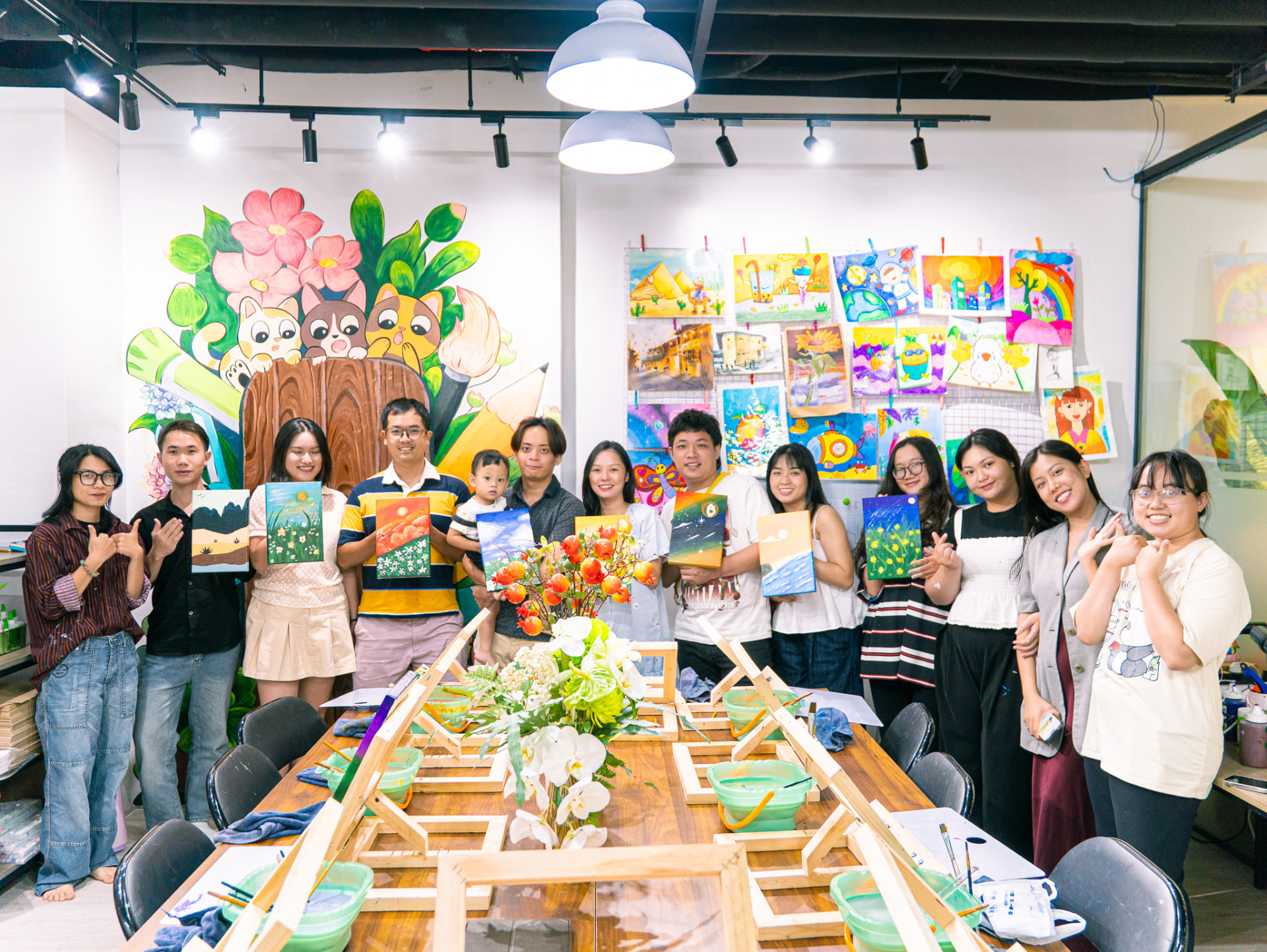 Học viên trưng bày tác phẩm tại lớp Vẽ Hands Class Akari City