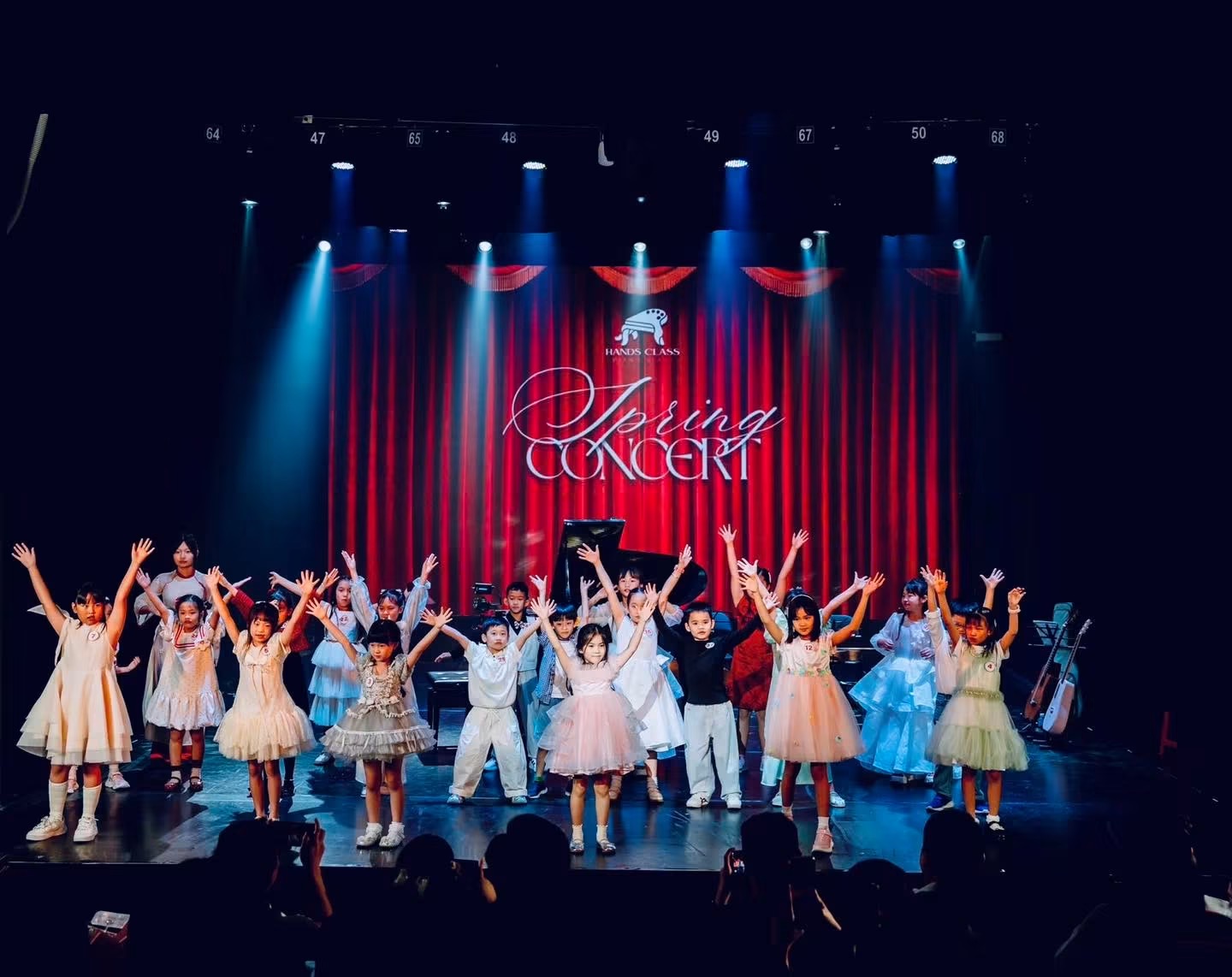 Toàn bộ học viên Hands Class trên sân khấu Spring Concert