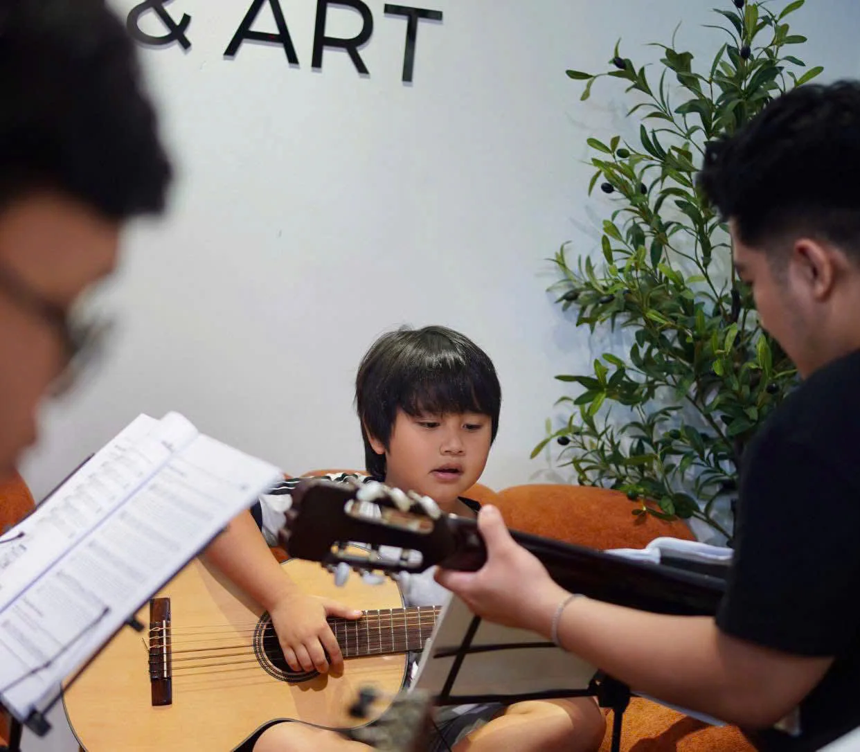 Giáo viên hướng dẫn bé tập Guitar tại Hands Class