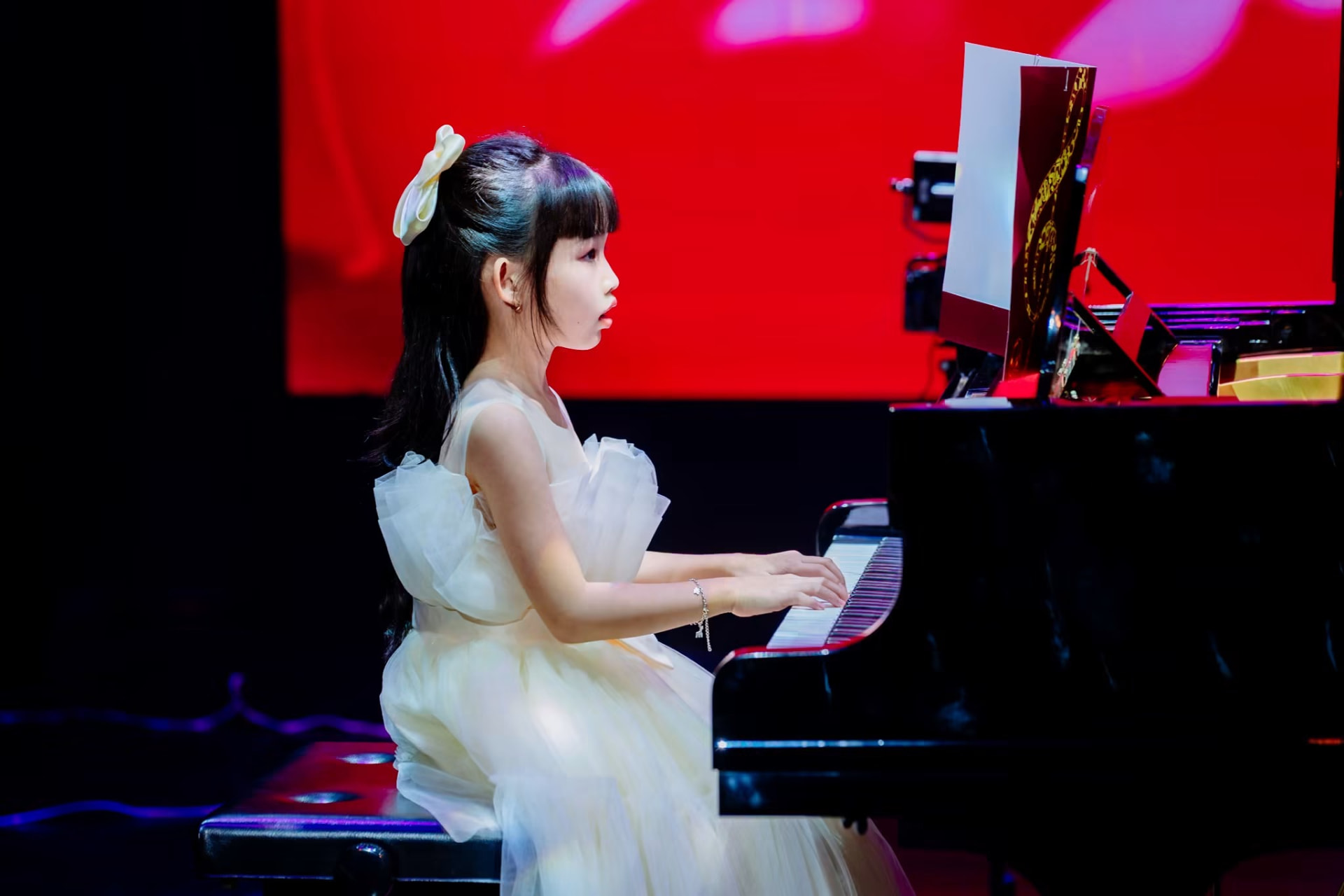 Học viên nữ biểu diễn Piano trong đêm nhạc Hands Class
