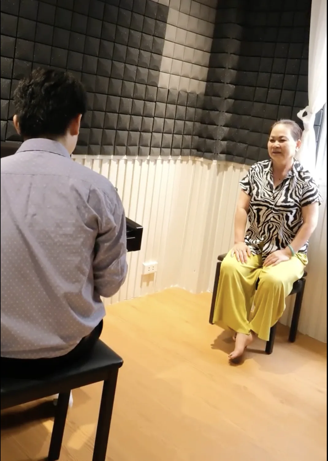 Học viên luyện thanh nhạc cùng giáo viên tại Hands Class