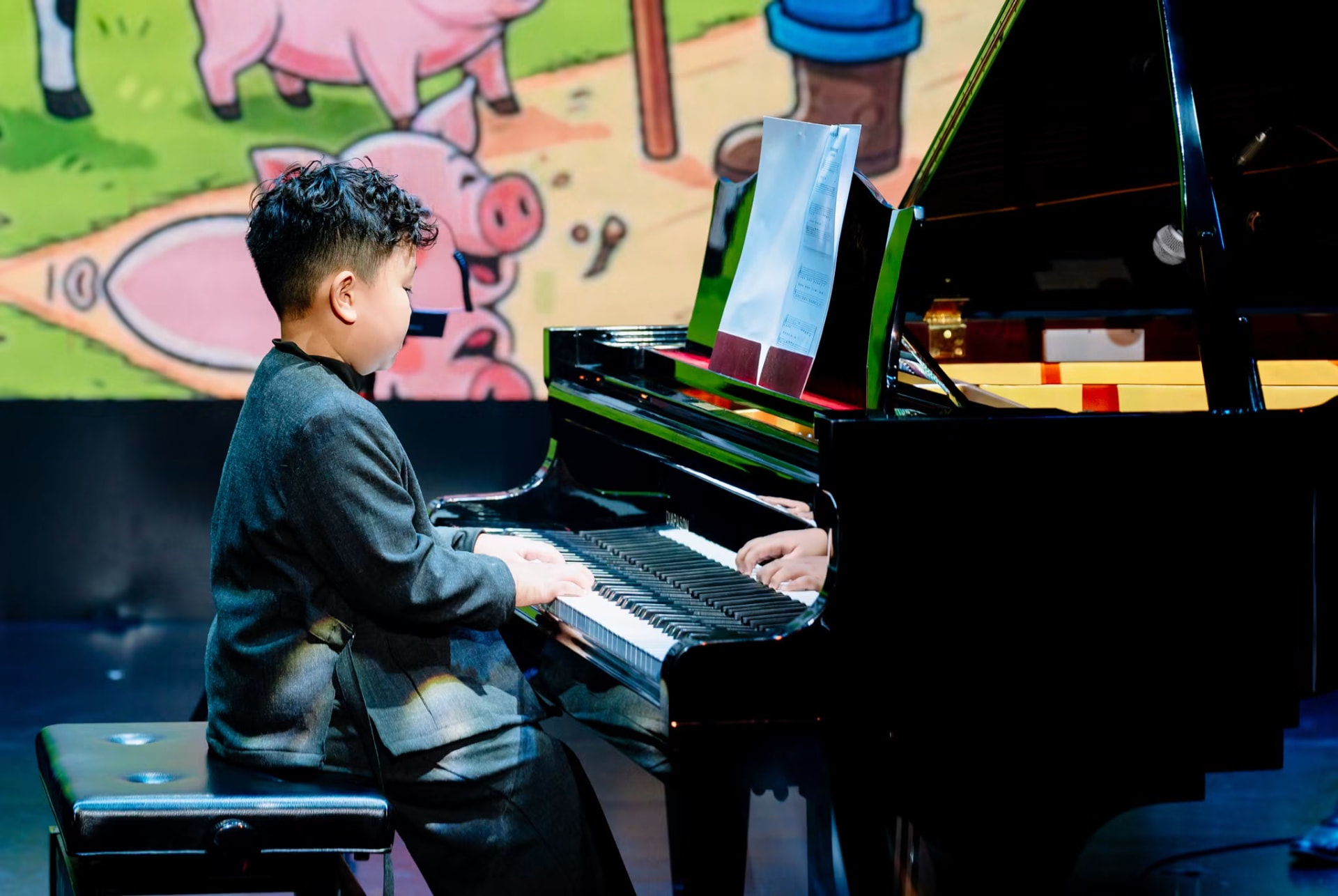 Học viên nhỏ biểu diễn Piano trên sân khấu Hands Class