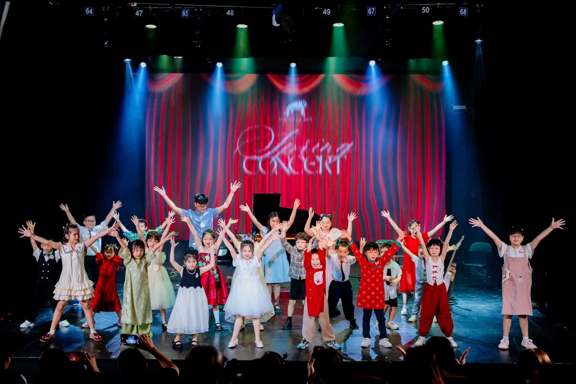 Các bạn nhỏ Hands Class chào khán giả trong đêm concert