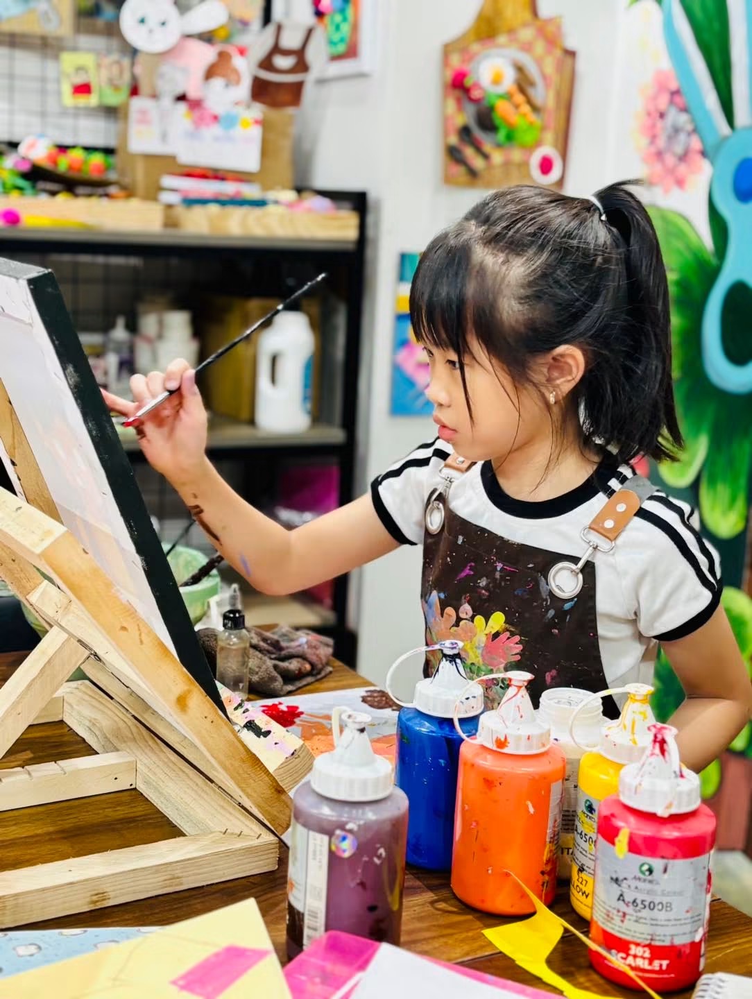 Học viên lớp Mỹ thuật Hands Class vẽ tranh trên giá vẽ