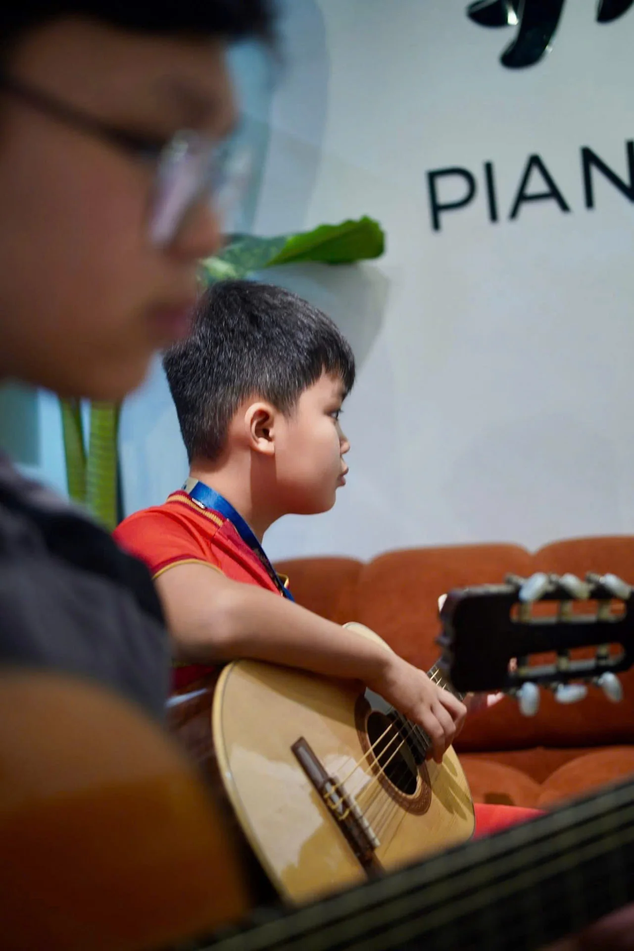 Học viên nhí tập Guitar tại Hands Class