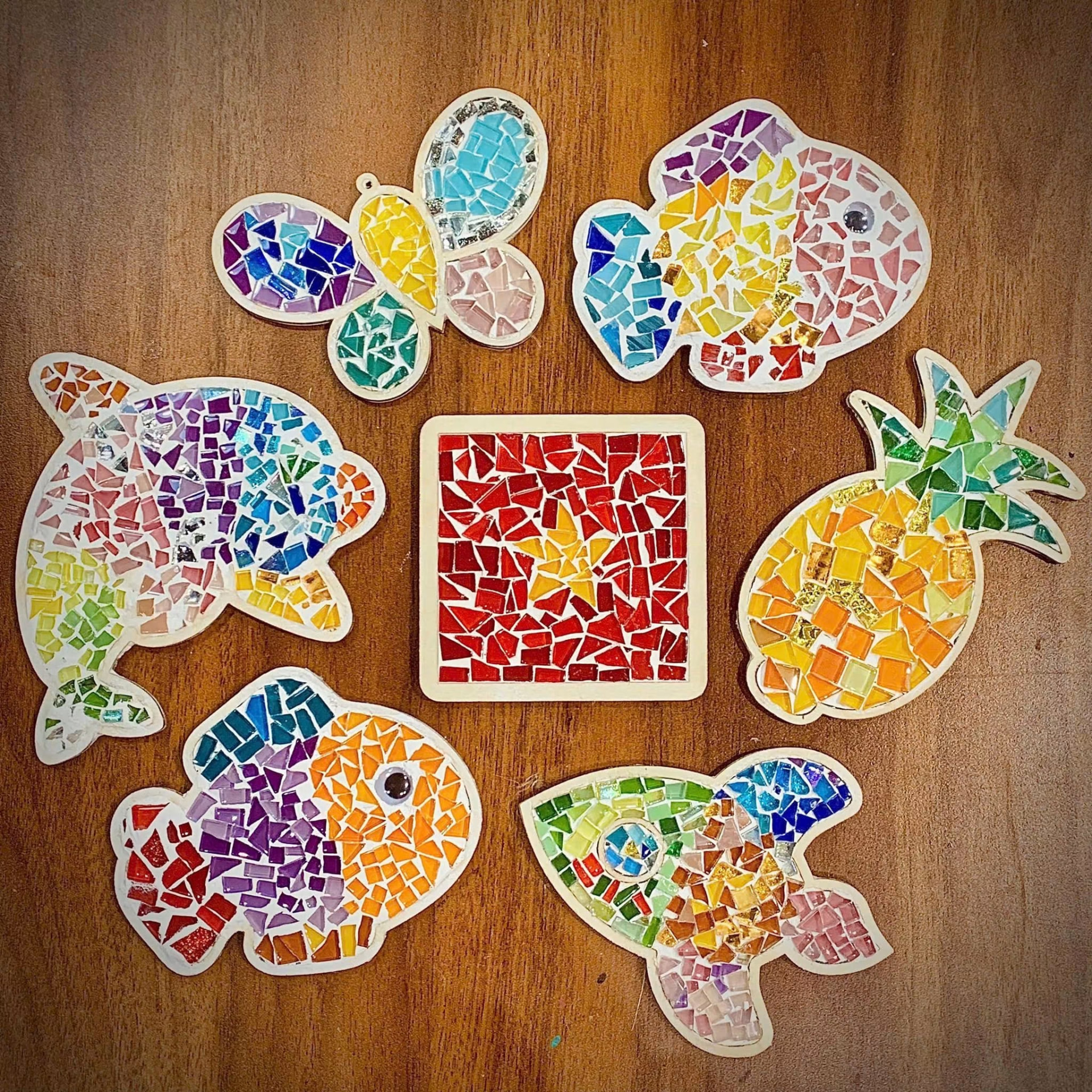 Bộ tranh đá mosaic hình cá, bướm và dứa do học viên hoàn thiện